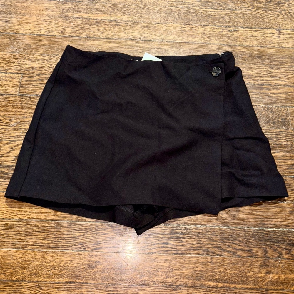 H&M black skort NWT size 14